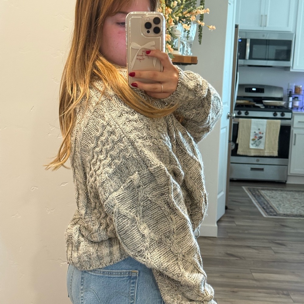 Cozy Cable Knit Sweater - Gray